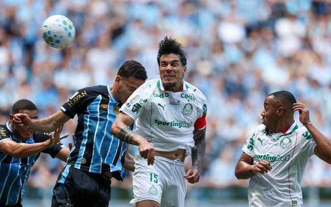 Com Abel suspenso mais uma vez, João Martins comandou o time diante do Grêmio