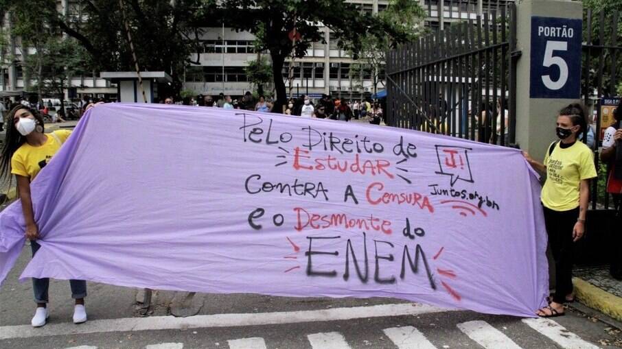 Grupo se reúne no Rio para protestar contra supostas interferências do governo Bolsonaro no Enem