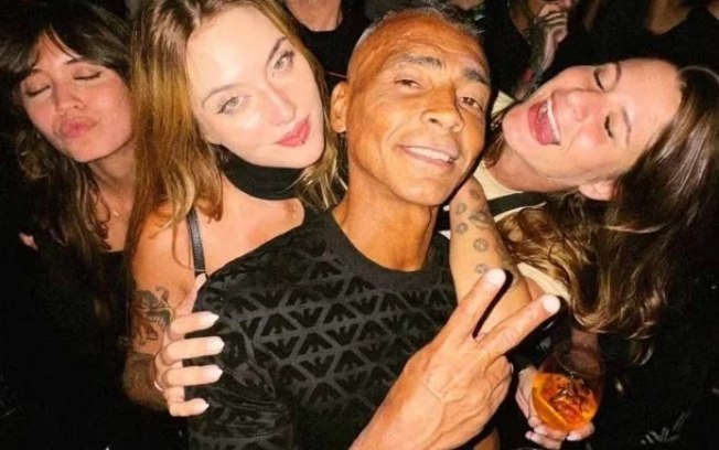 Romário e Júlia Dixon (esq) em festa em boate Romário e Júlia Dixon (esq) em festa em boate