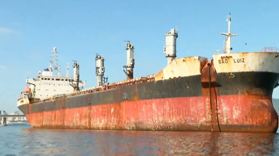 Navio graneleiro São Luiz está na Baía de Guanabara desde abril de 2016