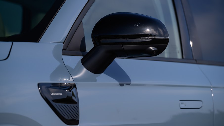 Retrovisor preto e maçanetas embutidas marcam a lateral do SUV da Leapmotor.