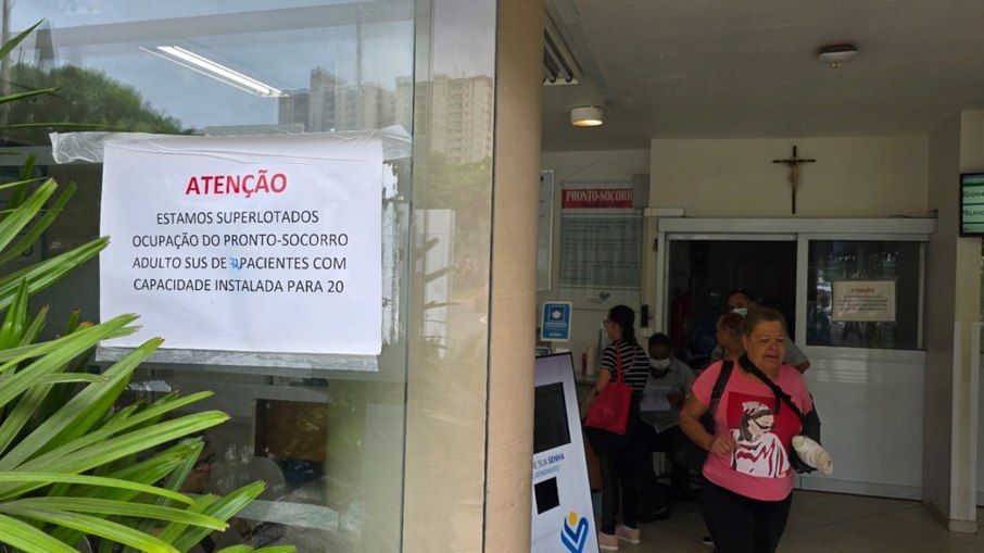 Funcionários estavam atualizando placa com quantidade de leitos ocupados em placa na entrada da unidade
