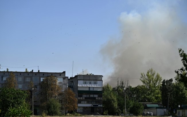 Fumaça sobe atrás de edifícios residenciais na cidade ucraniana de Pokrovsk, na região de Donetsk, em 21 de setembro de 2024