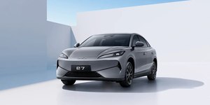 BYD e7: novo sedã médio elétrico estreia por R$ 79 mil
