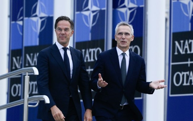 Mark Rutte (à esquerda) e o ex-secretário-geral da Otan, Jens Stoltenberg, durante a transferência de poderes na sede da aliança, em 1º de outubro de 2024, em Bruxelas