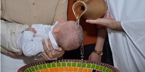 Batismo de bebê em SC captura imagem de cruz na água