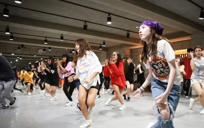 Aulas de dança são muito populares na Coreia do Sul, graças ao k-pop e ascensão de ritmos latinos