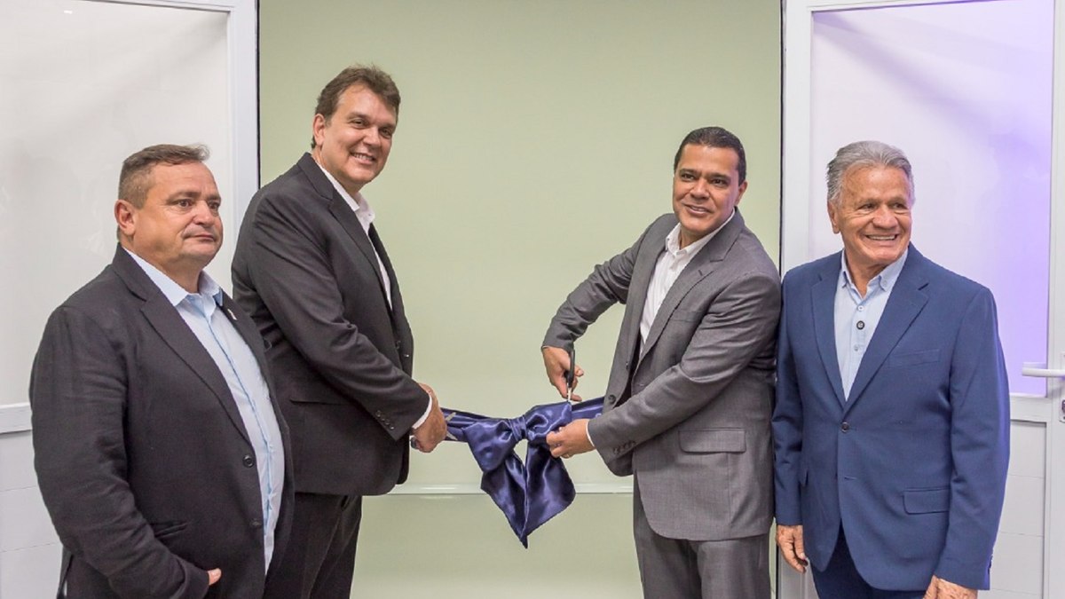 Márcio Melle, Adriano Alvim de Oliveira, Márcio Freitas e Dr. Dario Pacheco no momento do corte da fita Márcio Melle, Adriano Alvim de Oliveira, Márcio Freitas e Dr. Dario Pacheco no momento do corte da fita