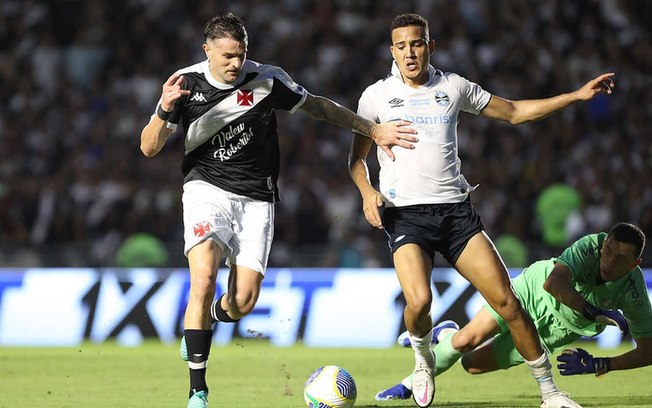 Vasco, de Vegetti (esq.), é o time que mais finaliza no Brasileirão