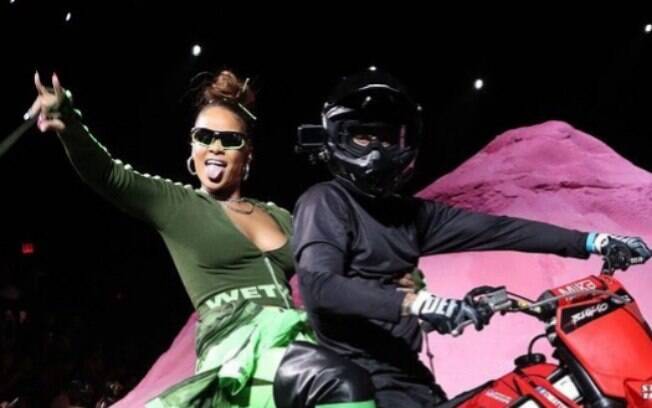 Rihanna lança nova coleção  de moda Fenty Puma em Nova York e modelos desfilam em pista de motocross no palco