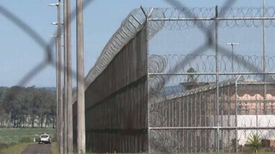 Três presos fizeram reféns funcionários de fábrica de sapatos que funciona dentro de prisão 