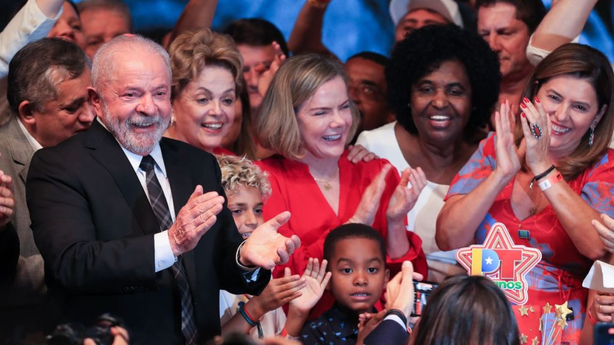 Presidente Lula ao lado de outros petistas