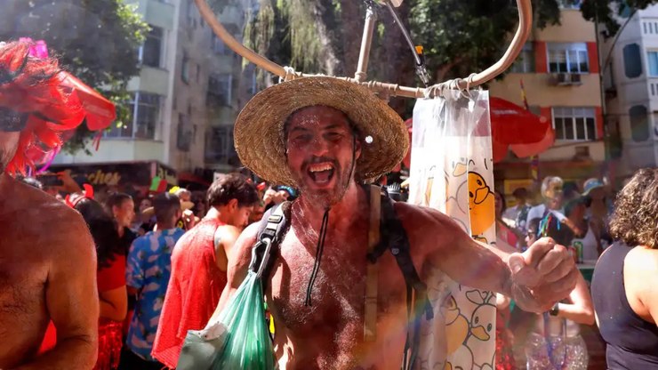 Carnaval 2026: itens essenciais para os homens curtirem os blocos