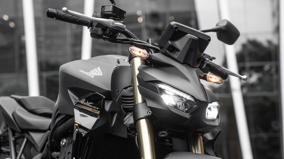 Honda CB1000 Hornet 2027 adota faróis duplos de LED e visual streetfighter de linhas compactas. Honda CB1000 Hornet 2027 adota faróis duplos de LED e visual streetfighter de linhas compactas.