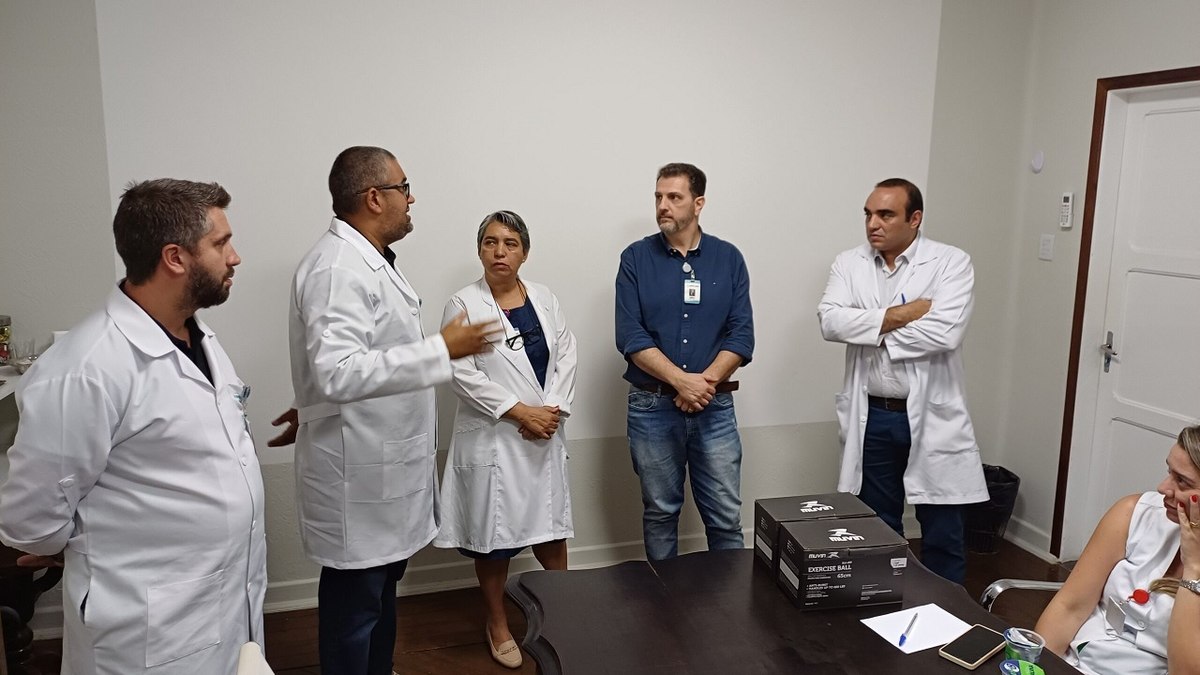 Murilo e Thiago (fisioterapeutas), gerente de Enfermagem Rosiane Ampudia, provedor Julliano Gasparini e o Dr. Omar Abbas, gerente dos médicos da Santa Casa