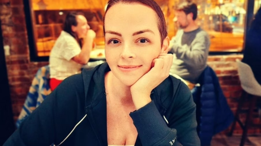 Mulher descobre câncer avançado no intestino após ignorar sintomas