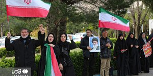 Vídeo: iranianos fazem cordões humanos em locais estratégicos