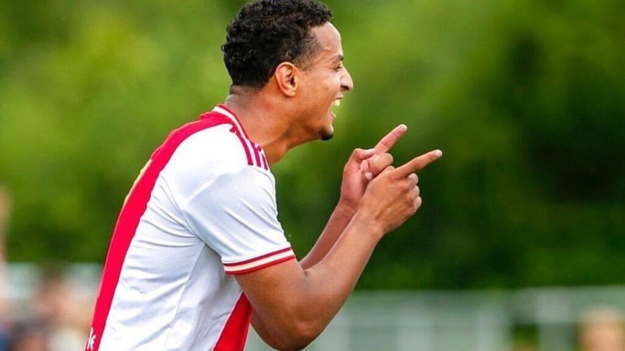 Jogador do Ajax, Mohamed Ihattaren teve carro incediado