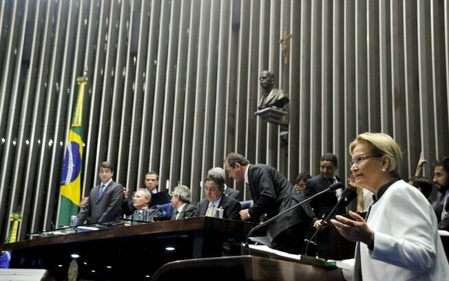 A senadora Ana Amélia (PP-RS) foi a primeira inscrita para fazer pronunciamento na sessão deliberativa extraordinária que vota a admissibilidade do processo de afastamento da presidente Dilma Rouseff. Foto: Jane de Araújo/Agência Senado - 11.05.2016