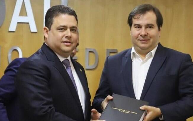 Presidente nacional da OAB, Felipe Santa Cruz, entregou ponderações sobre pacote anticrime a Rodrigo Maia