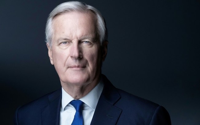 Michel Barnier posa durante uma sessão de fotos em 11 de maio de 2021 em Paris