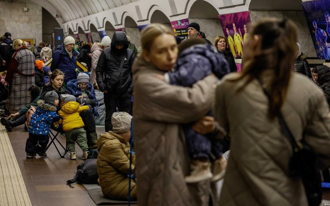 Refúgio em uma estação de metrô em Kiev: ucranianos vivem sob constante ameaça Refúgio em uma estação de metrô em Kiev: ucranianos vivem sob constante ameaça