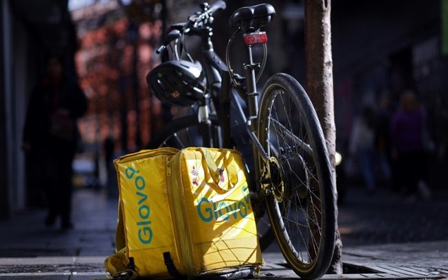 A mochila e a bicicleta de um entregador da plataforma Glovo, em Madri, em 2 de dezembro de 2024