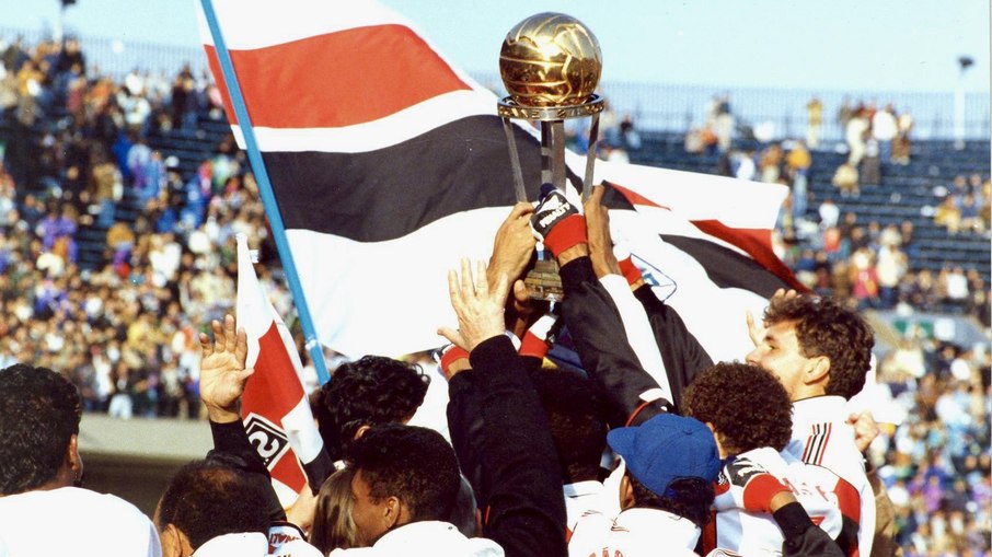 São Paulo levantando a taça da Copa Intercontinental em 1992
