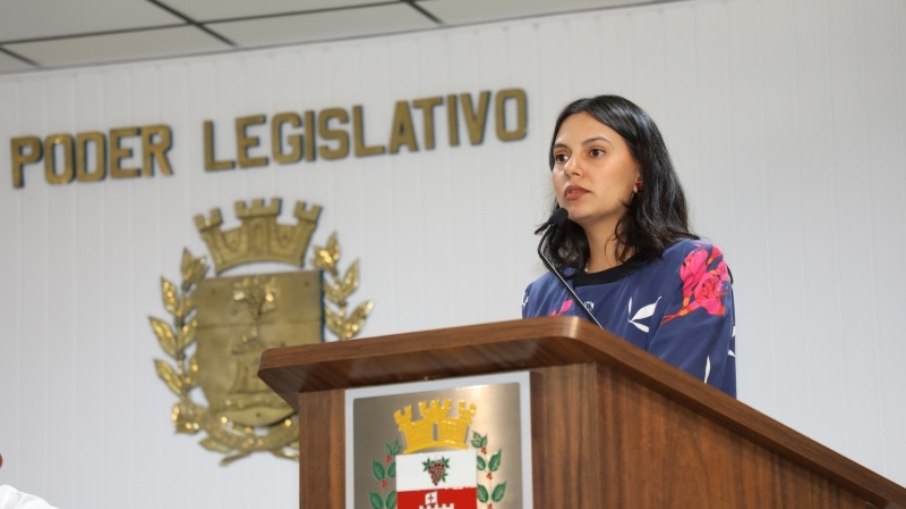 Vereadora Nayla de Souza durante sessão na Câmara dos Vereadores de Vinhedo