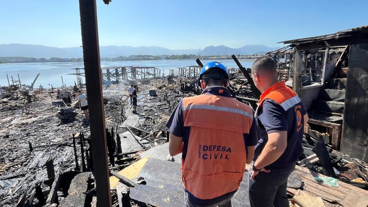 Idosa%20morre%20carbonizada%20durante%20inc%C3%AAndio%20em%20palafitas