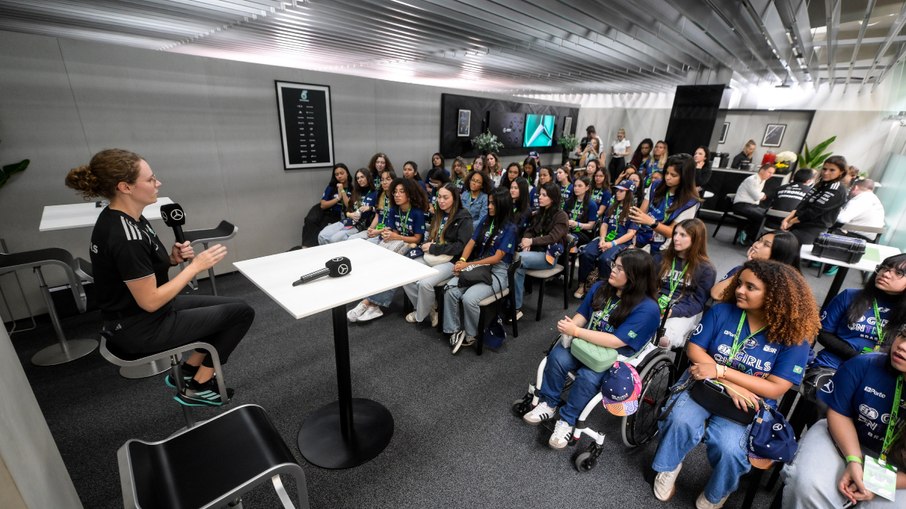 Participantes do FIA Girls On Track na Mercedes