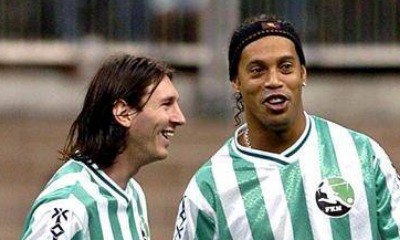 Ronaldinho tenta convencer Messi a voltar ao Barça