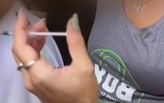 Vídeos publicados nas redes sociais mostram mães aplicando medicamentos nos filhos Vídeos publicados nas redes sociais mostram mães aplicando medicamentos nos filhos
