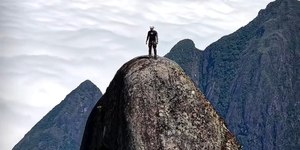 Montanhista escala Agulha do Diabo para celebrar aniversário