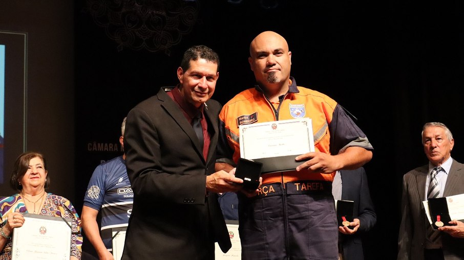 Vereador Nilton do Foto Nélson durante entrega na 10ª Sessão Solene