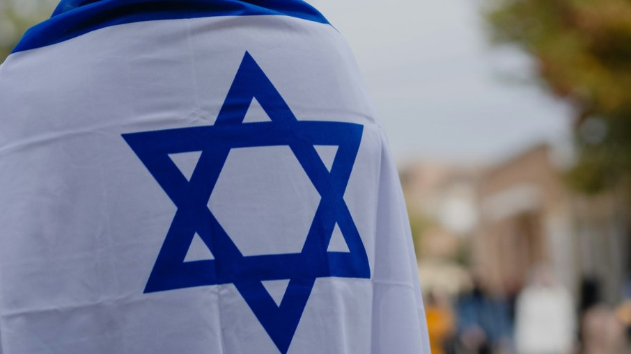 Mulher coberta com bandeira israelense Mulher coberta com bandeira israelense