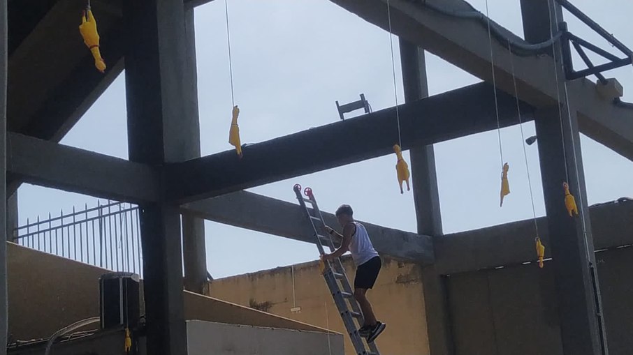 Provocações da torcida do Vasco no setor visitante de São Januário