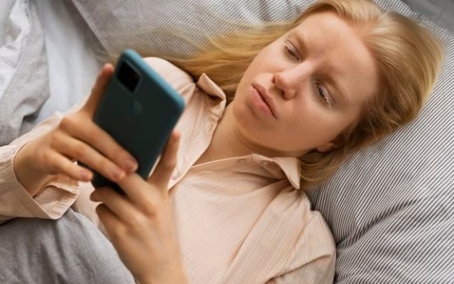 Usar celular antes de dormir atrapalha o sono?