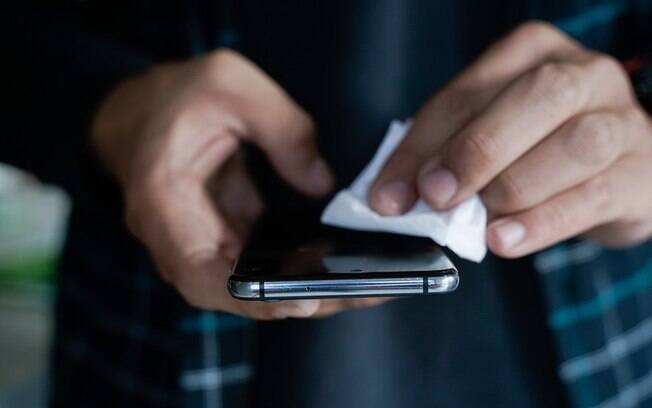 Resultados destacam a necessidade de não apenas lavar as mãos, mas também limpar as telas sensíveis ao toque regularmente