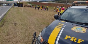 PRF prende 9 pessoas na Dutra durante romaria para Aparecida
