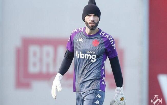 Vasco reintegra o goleiro Vanderlei ao elenco para o início da temporada