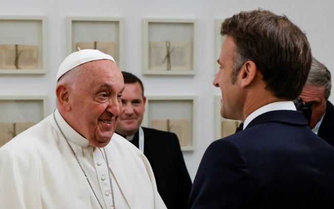 O presidente francês Emmanuel Macron cumprimenta o papa Francisco em 14 de junho de 2024 na Cúpula do G7 em Borgo Egnazia, Itália