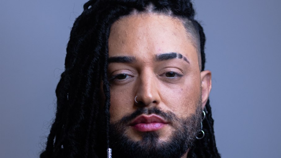 Ex The Voice Camillo celebra 20 anos de carreira com show e novo clipe