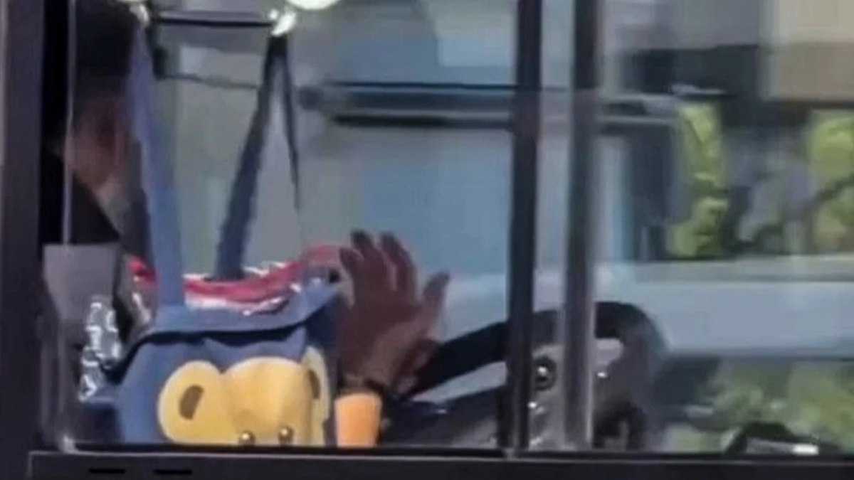 Motorista de ônibus é suspenso após dirigir sem as mãos