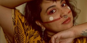 Claudia Manzo traz seu dançante baile para o Sol y Sombra