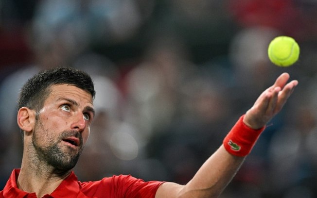 O sérvio Novak Djokovic serve no jogo contra o tcheco Jakub Mensik durante o Masters de Xangai, na China, em 11 de outubro de 2024