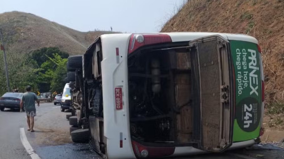 Ônibus de turismo tomba na descida da Serra das Araras, em Piraí 