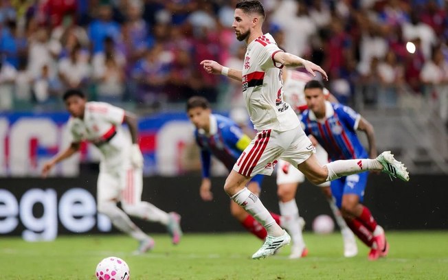 Jogadores do Flamengo celebram. O Rubro-Negro faz 3 a 0 no Bahia e segue na liderança do Brasileiro