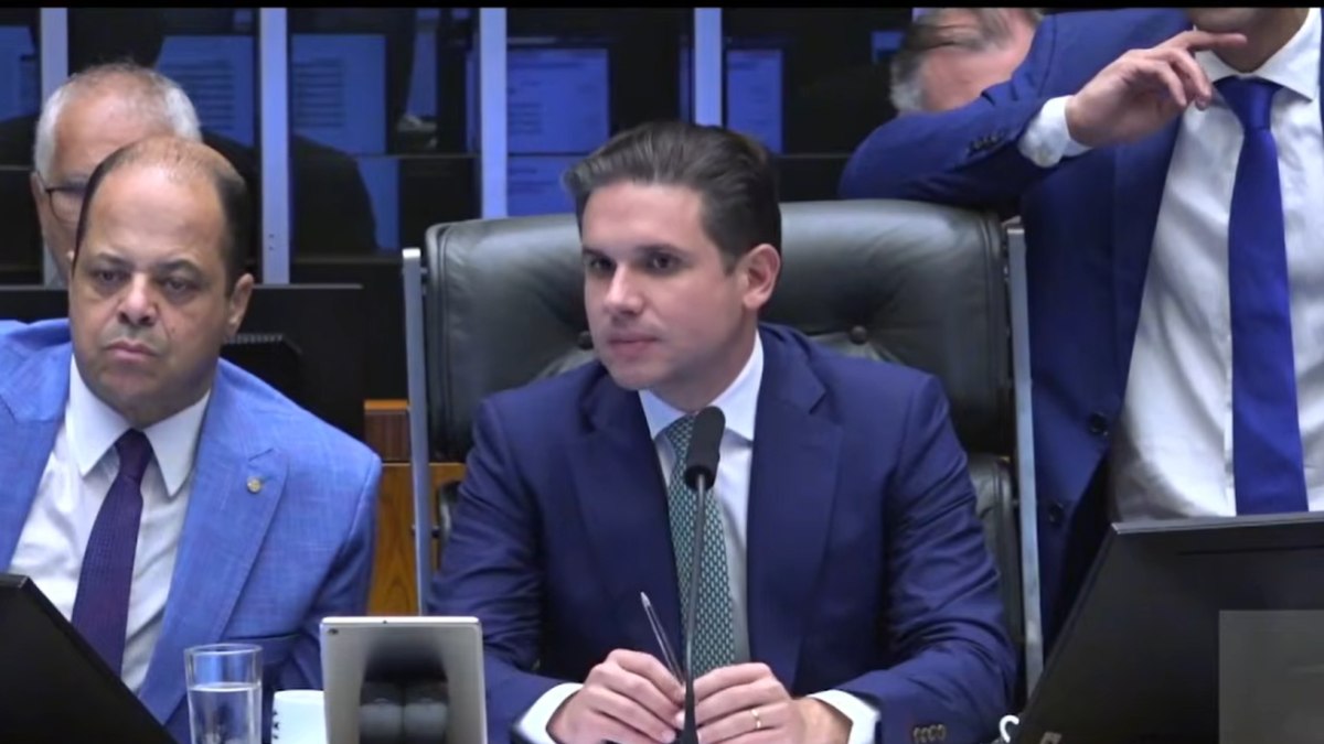 Hugo Motta (Republicanos) em sessão plenária desta terça-feira (09)