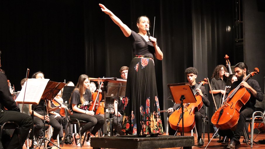 Maestra Natália Larangeira durante concerto em Vinhedo